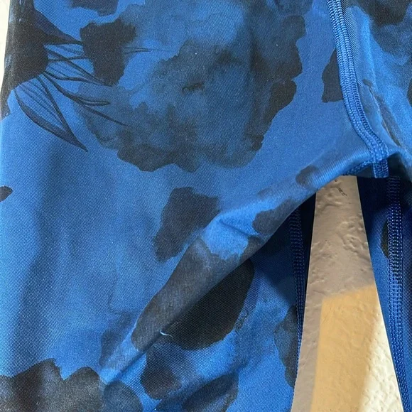 LULULEMON Athletica Blue Floral Wunder Under Crop
Leggings Size 4 - Picture 9 of 12